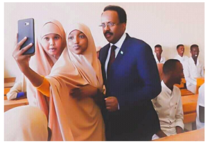 Farmaajo shacbiyadiisa makusoo noqon kartaa sawir selfi