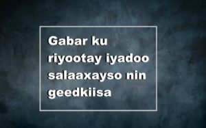 Gabar ku riyootay iyadoo salaaxayso nin geedkiisa