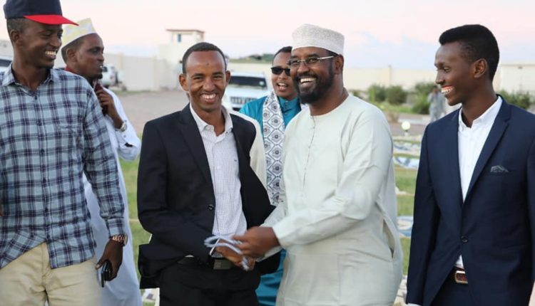 Ahmed madoobe oo kaftan kula jira wiilasha