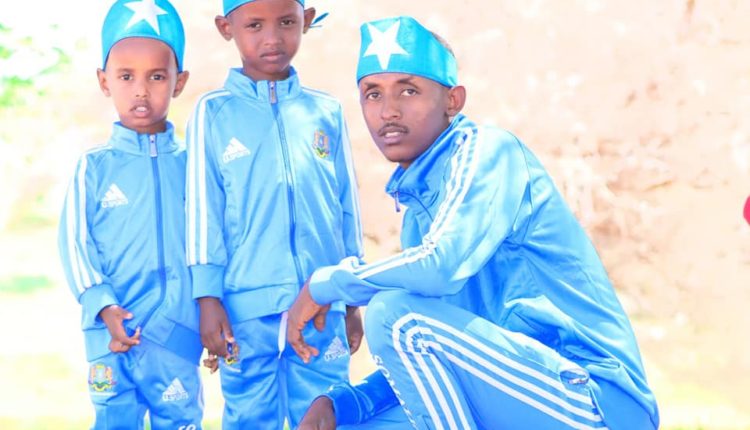 Nin iyo caruurtiisa calanka somali