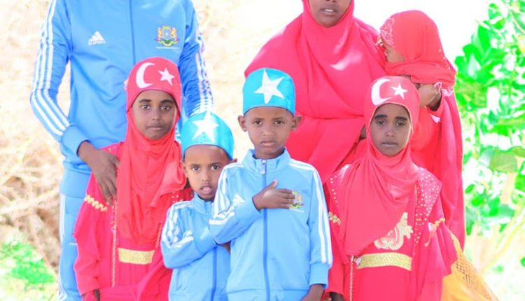 Somali familiy wear somali and turkish flag