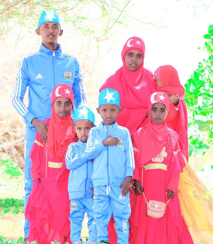 Wiil Soomaaliyeed iyo familkiisa sawirro lala dhacay faafiyay