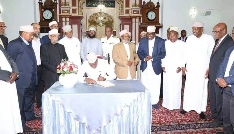 Uhuru Kenyatta oo khudbad ka jeediyay masjidka Jamia mosque 8