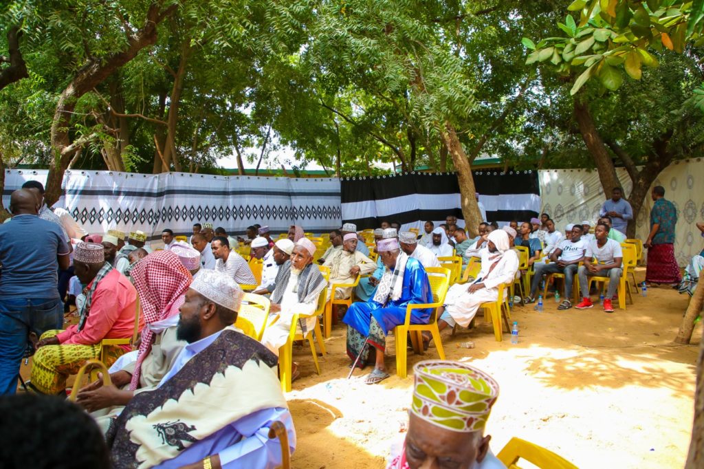 Wasiirka gaashaandhiga Kenya Aadan Ducale oo ka soo qeybgalay furintaanka maktabad weyn oo kutub fara badan ay taallo (7)