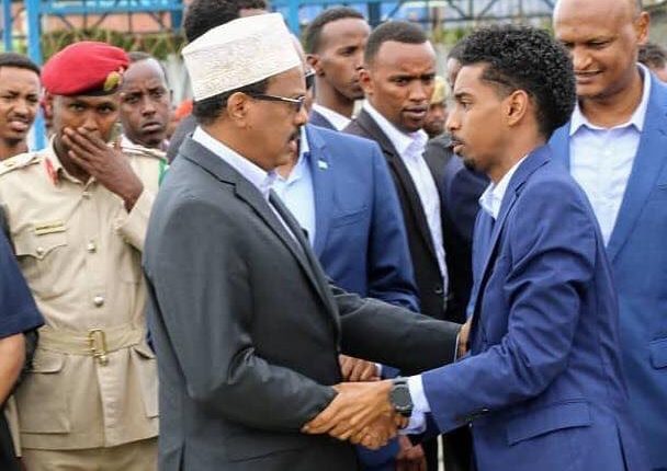 Wiilka ing yariisow oo farmaajo salaamaya