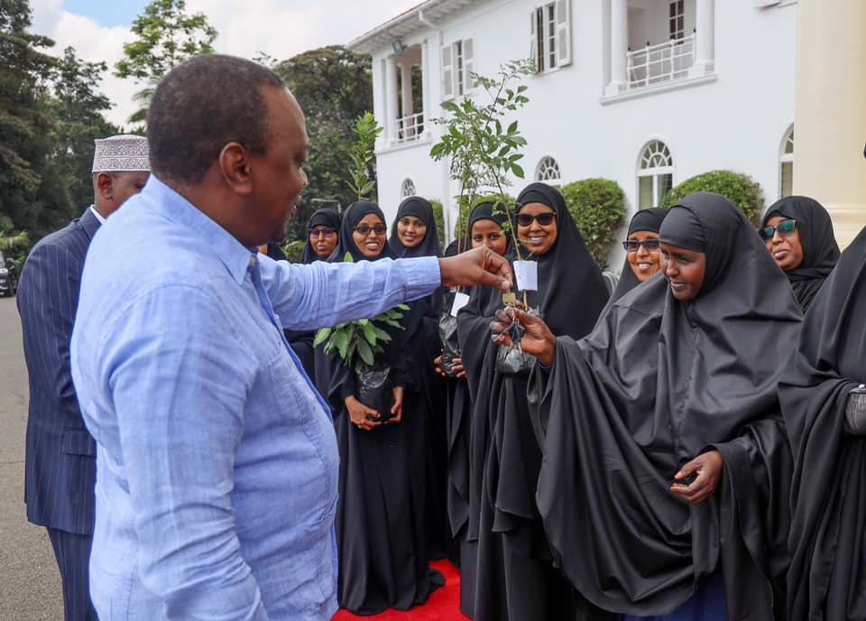 MD Kenya oo siiyay bas haweenka ducaadda ah ee Garissa