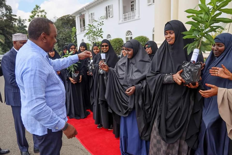 MD Kenya oo siiyay bas haweenka ducaadda ah ee Garissa