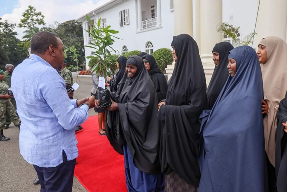 MD Kenya oo siiyay bas haweenka ducaadda ah ee Garissa